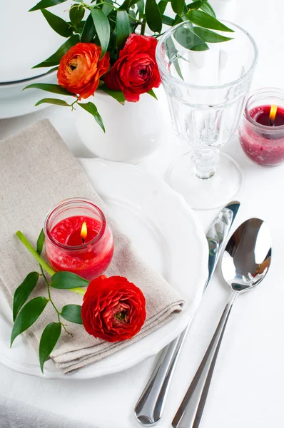 붉은 버터 컵 꽃이 달린 탁자에 앉는 모습 — 스톡 사진