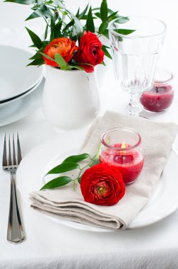 Kırmızı çiçekli masa ayarı