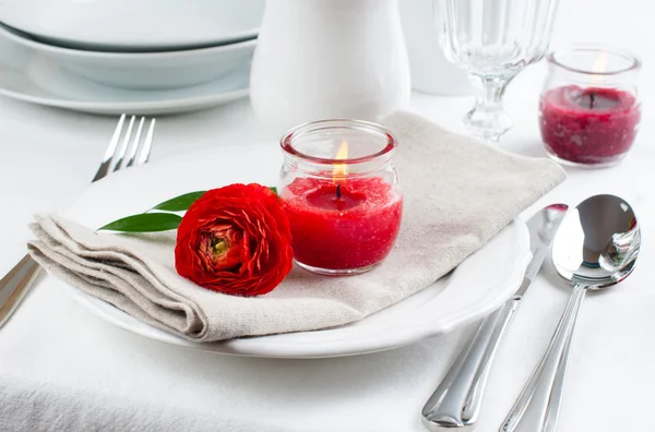 Kırmızı çiçekli masa ayarı — Stok fotoğraf
