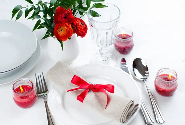 Configuração de mesa com flores vermelhas — Fotografia de Stock