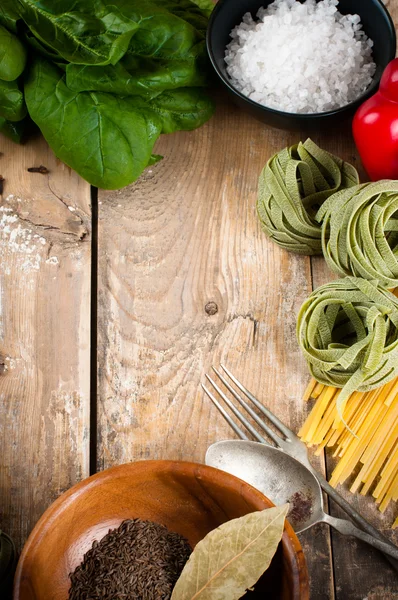 Fundo alimentar em tábua de madeira — Fotografia de Stock