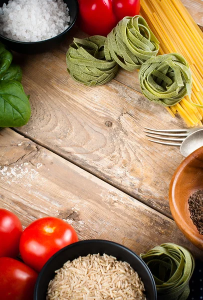 Fundo alimentar em tábua de madeira — Fotografia de Stock