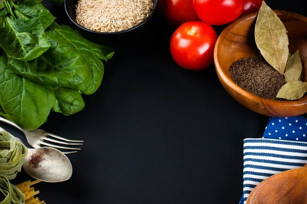 Fundo alimentar em preto — Fotografia de Stock