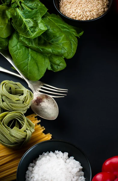 Fundo alimentar em preto — Fotografia de Stock