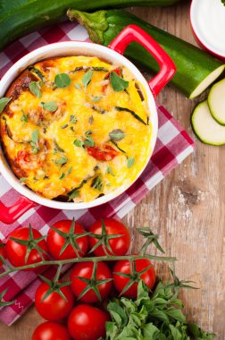 kırmızı bir tencerede sebze güveç