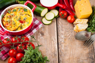 kırmızı bir tencerede sebze güveç