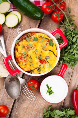 kırmızı bir tencerede sebze güveç