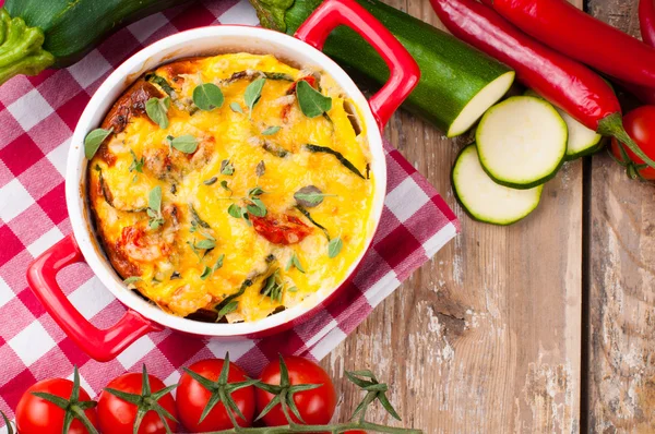 Plantaardige casserole in een rode pot — Stockfoto