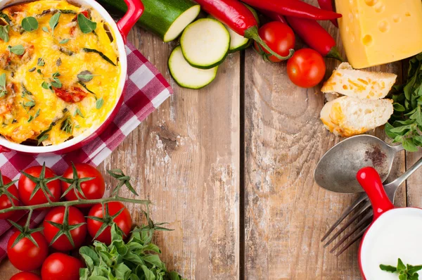 Kaserol sayuran dalam panci merah — Stok Foto