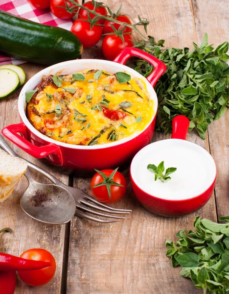 Plantaardige casserole in een rode pot — Stockfoto