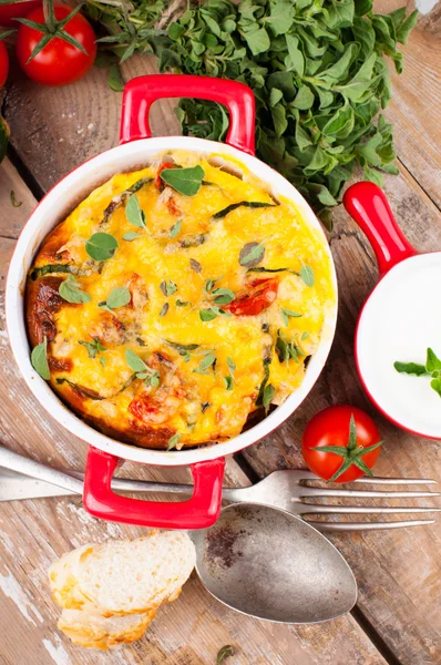 Plantaardige casserole in een rode pot — Stockfoto