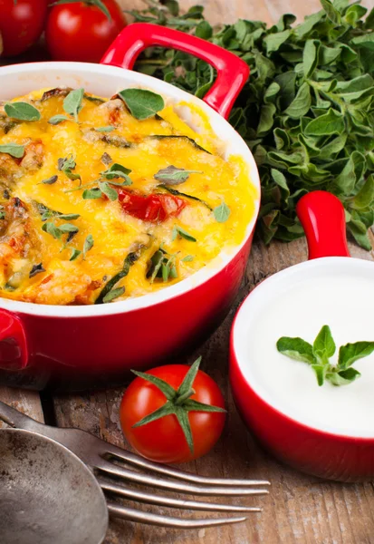 Plantaardige casserole in een rode pot — Stockfoto