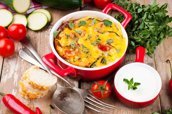 Plantaardige casserole in een rode pot — Stockfoto