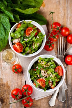 Ispanaklı sebze salatası.