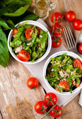 Ispanaklı sebze salatası.