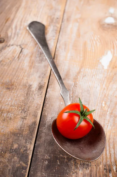Kleine cherry tomaat in een lepel — Stockfoto