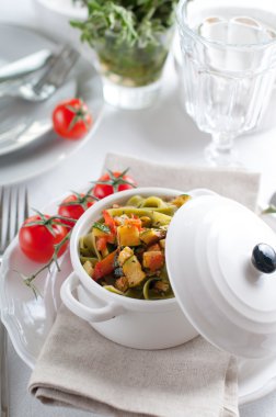 diyet makarna ıspanak, kabak ve domates ile