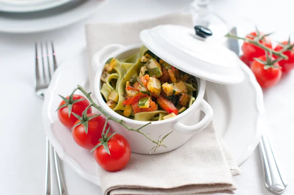 膳食意面配菠菜、 南瓜和樱桃番茄 — 图库照片