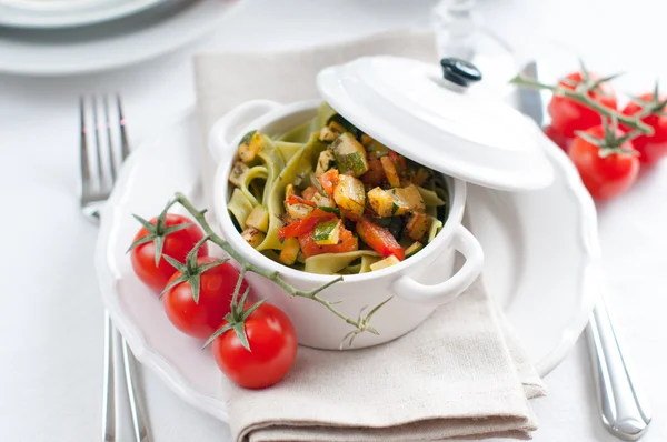 Dietary pasta with spinach, zucchini and cherry tomatoes — Stock Photo, Image