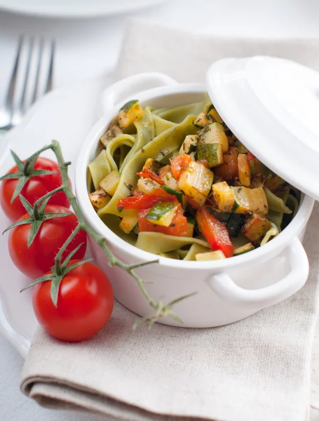 Pâtes alimentaires aux épinards, courgettes et tomates cerises — Photo