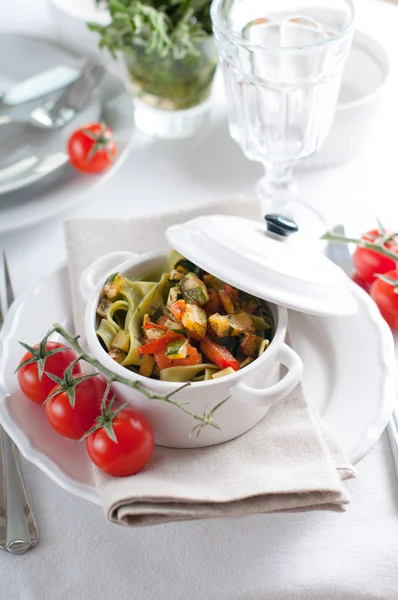 ほうれん草、ズッキーニとチェリー トマトの栄養パスタ — ストック写真