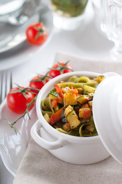 Massas alimentícias com espinafre, abobrinha e tomate cereja — Fotografia de Stock