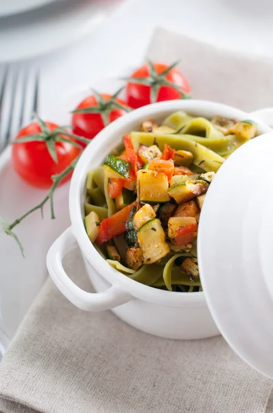Massas alimentícias com espinafre, abobrinha e tomate cereja — Fotografia de Stock
