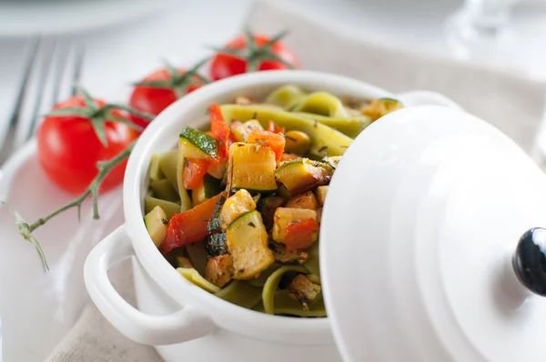 Dietary pasta with spinach, zucchini and cherry tomatoes — Stock Photo, Image