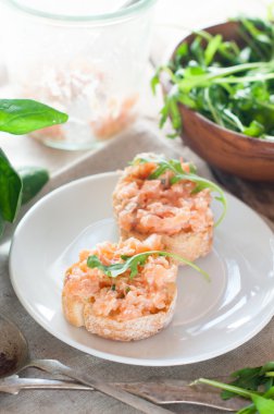 sandviç somon ezme ve roka ile