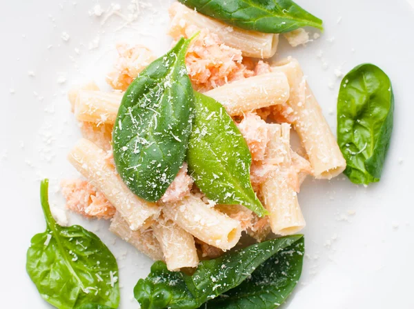 Pasta with salmon and spinach — Stock Photo, Image