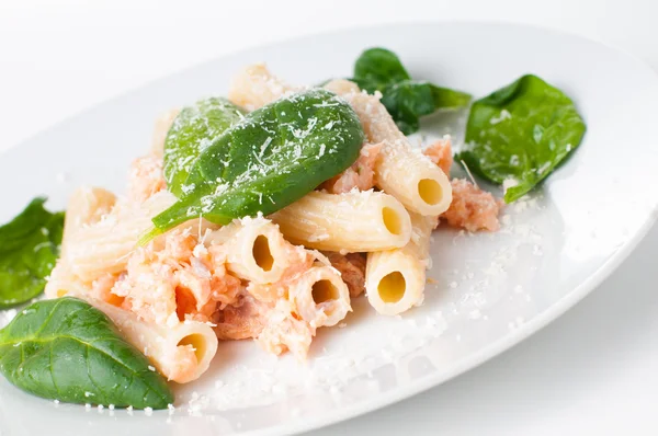 Pasta con salmone e spinaci — Foto Stock