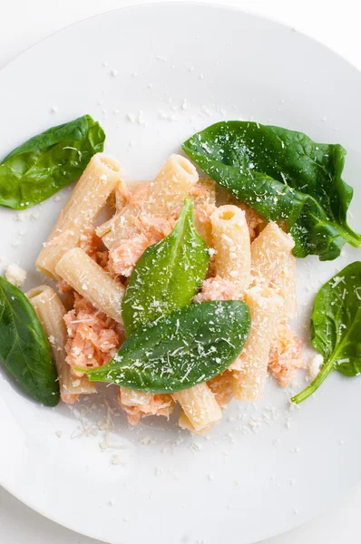 Pasta con salmone e spinaci — Foto Stock
