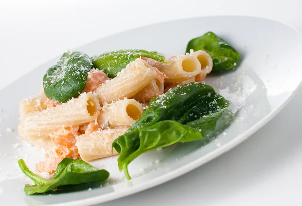 Pasta with salmon and spinach — Stock Photo, Image