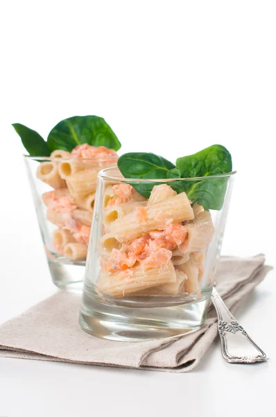 Pasta con salmón y espinacas —  Fotos de Stock
