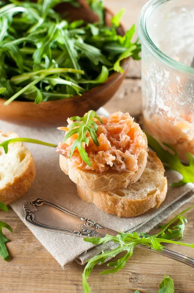 Sandwiches con paté de salmón — Foto de Stock