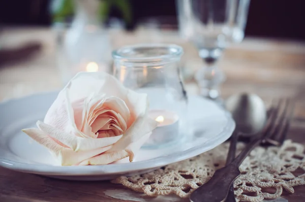 Definição de mesa vintage com rosa bege — Fotografia de Stock