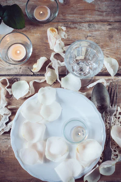 Vintage table setting with rose petals — Stock Photo, Image