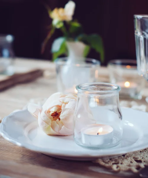 베이 지 로즈와 빈티지 테이블 설정 — 스톡 사진