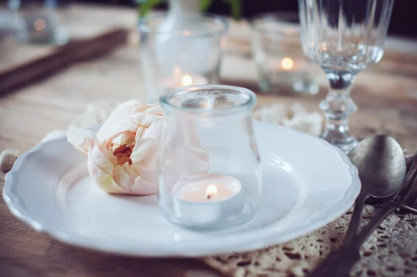 Vintage table setting with beige rose — Stock Photo, Image