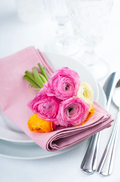 Cenário de mesa festiva com flores — Fotografia de Stock