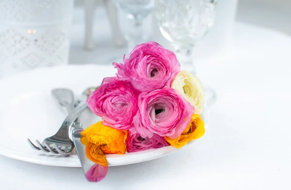 Cenário de mesa festiva com flores — Fotografia de Stock