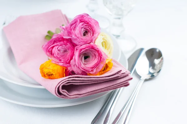 Cenário de mesa festiva com flores — Fotografia de Stock