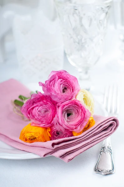 Ρύθμιση γιορτινό τραπέζι με λουλούδια — Φωτογραφία Αρχείου