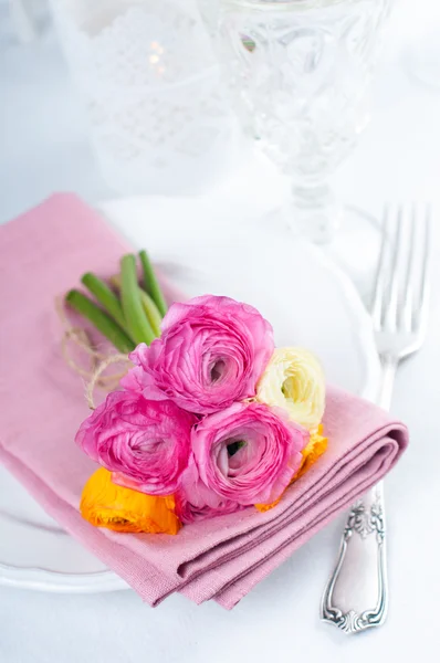 Cenário de mesa festiva com flores — Fotografia de Stock