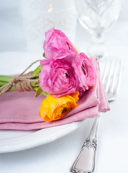 Cenário de mesa festiva com flores — Fotografia de Stock