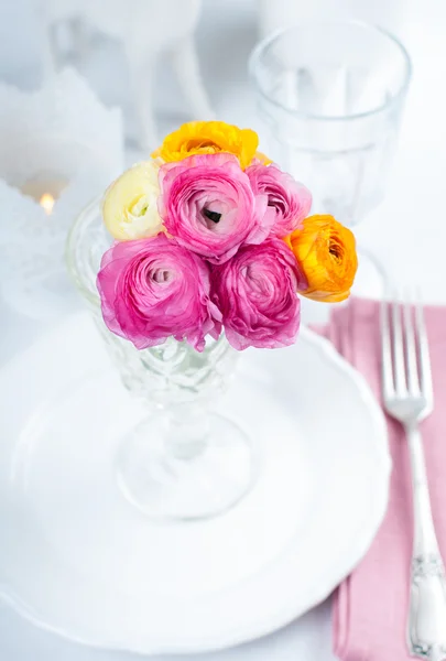 Festlig dukningen med blommor — Stockfoto