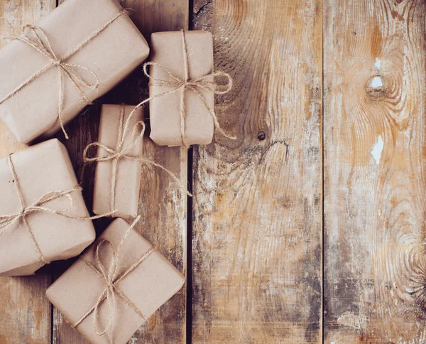 Подарункові коробки, поштові посилки на дерев'яній дошці — стокове фото