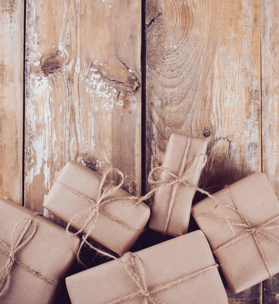 Geschenkdozen, postpakketten op houten bord — Stockfoto
