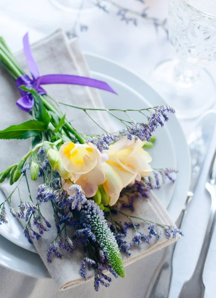 Configuração de mesa com freesias — Fotografia de Stock