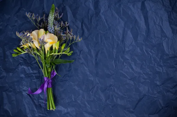 Flores y papel de regalo azul — Foto de Stock